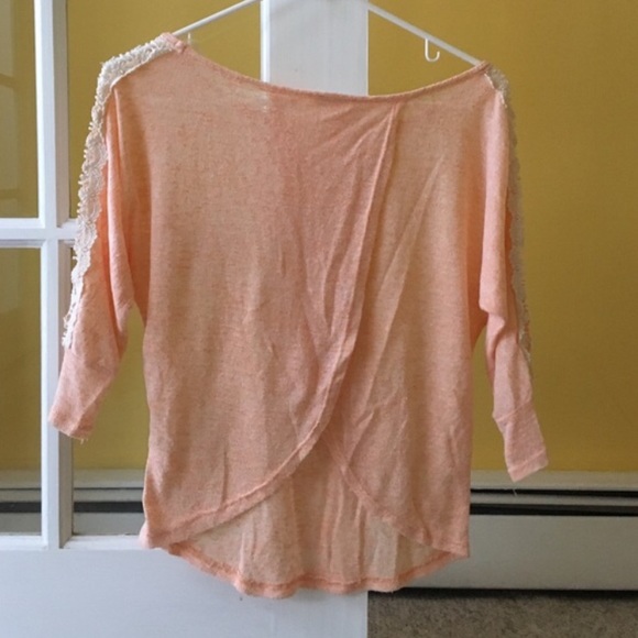 Delia's peach top - Picture 4 of 4