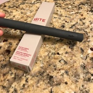 Bite matte creme lip crayon in Leche