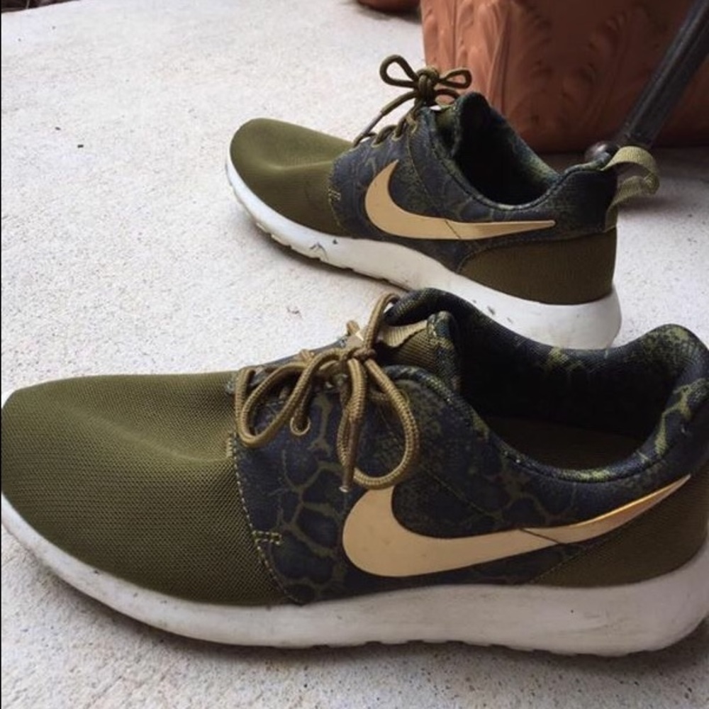 Nike Roshe Run- Snake Army Green