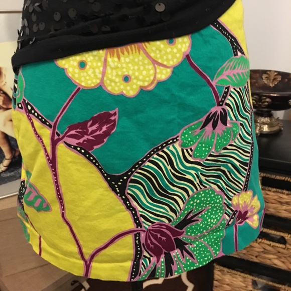 Spaghetti strap sequined  top. Floral mini skirt - Picture 3 of 7