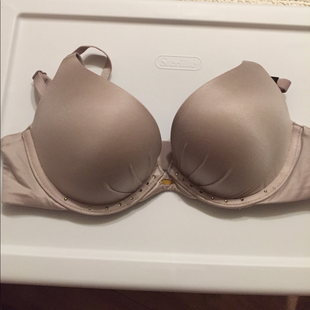 NWT VS Fabulous Plunge bra