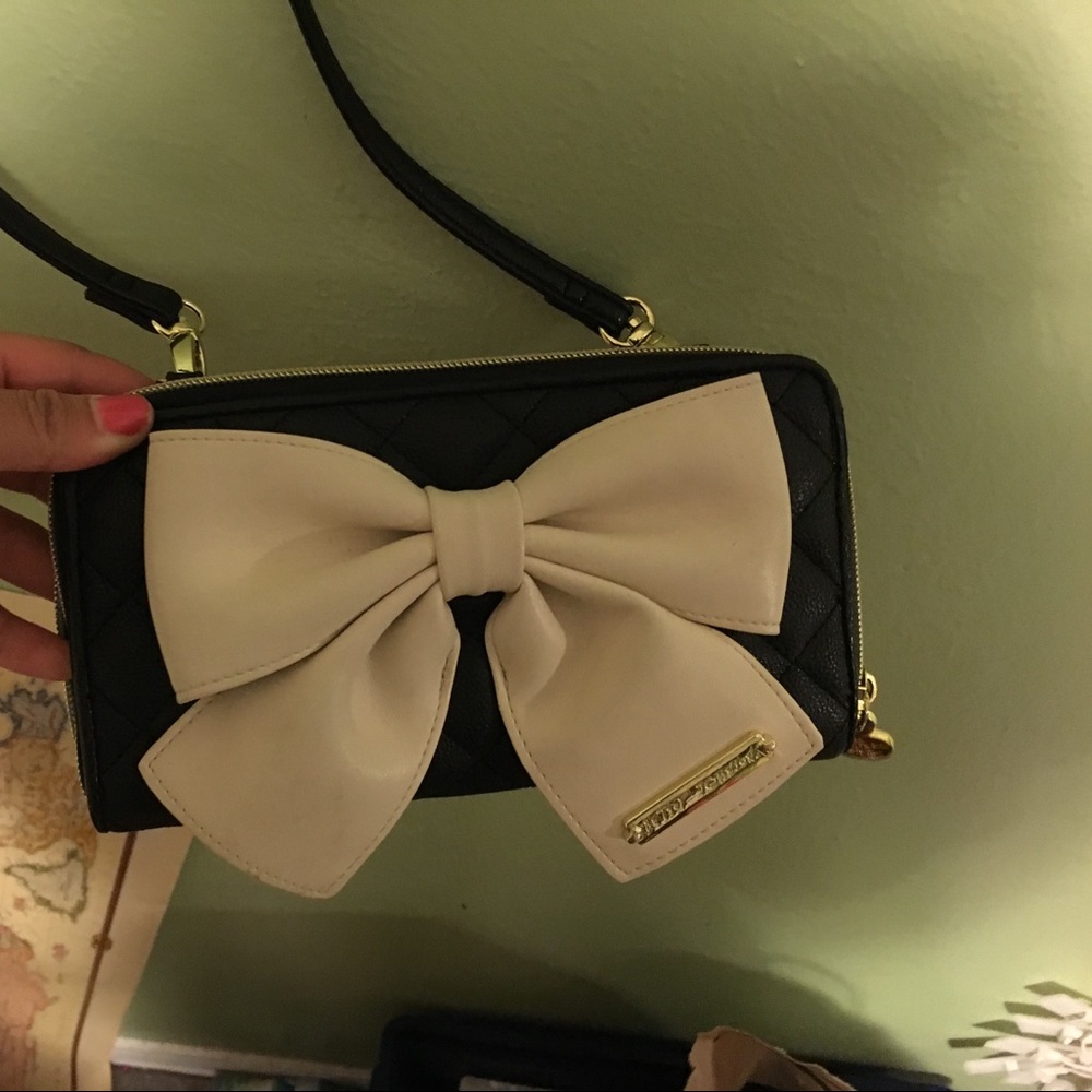 Cross Body with bow