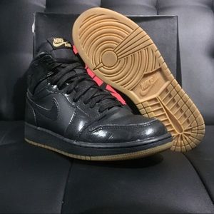 black jordan 1 gum bottom