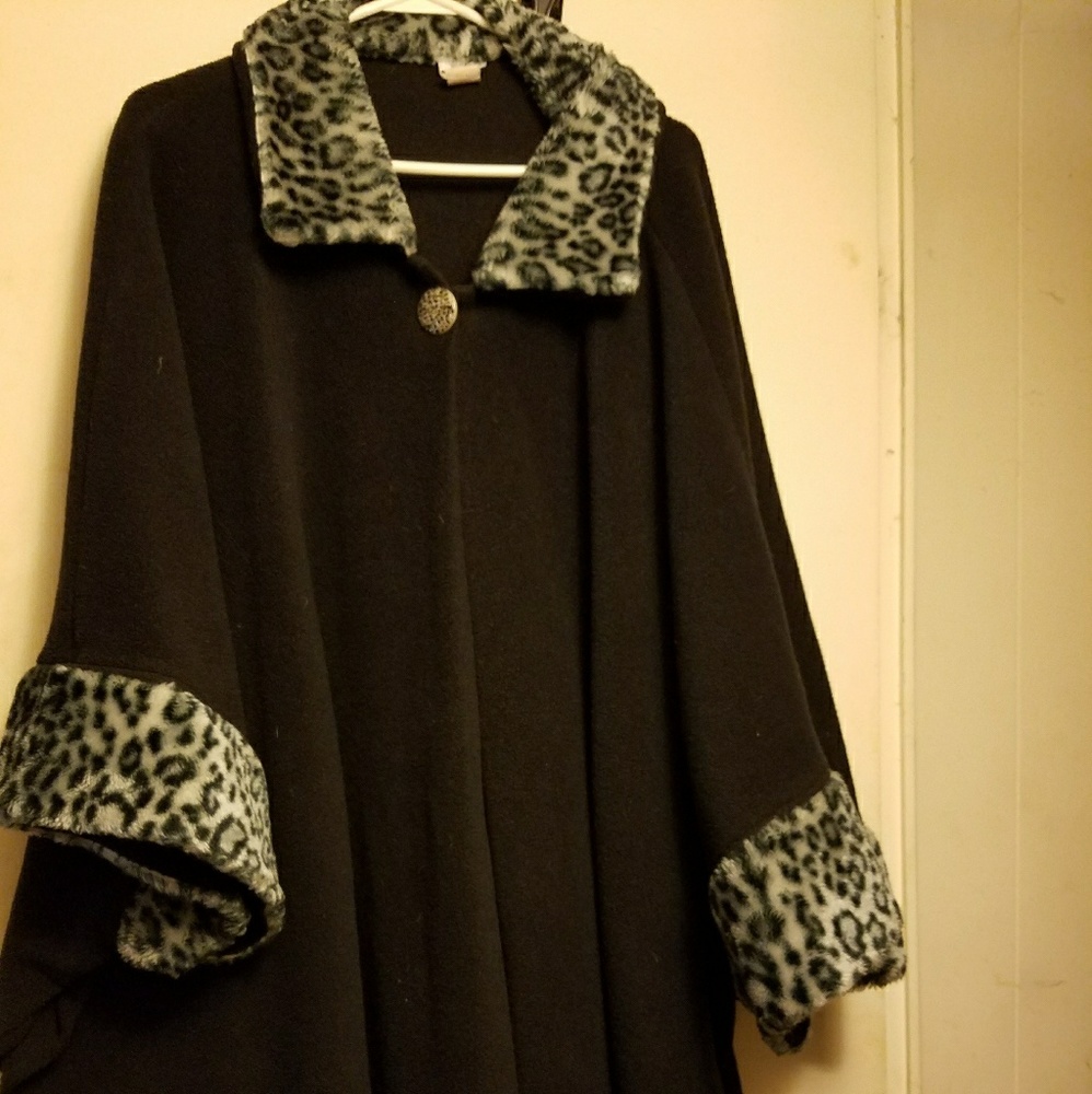 B1G1-Leopard Faux Fur & Fleece Cape