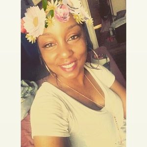 Meet your Posher, Tee