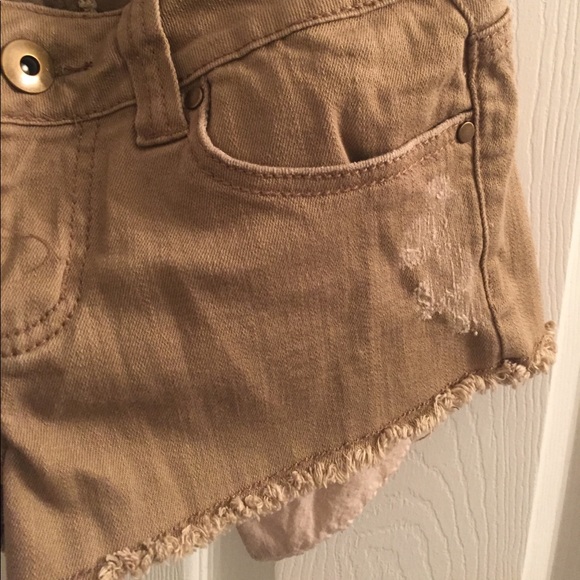 Tan shorts - Picture 3 of 4
