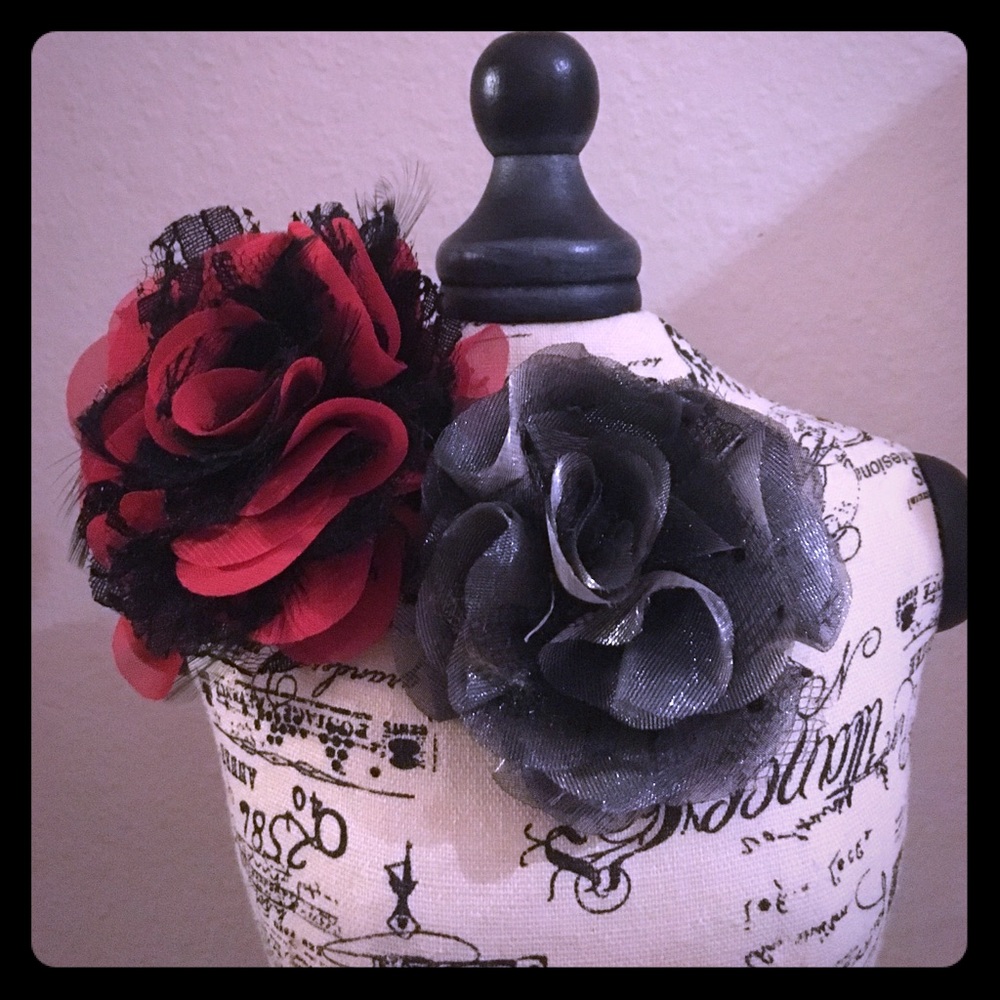 2 flower brochettes/hair clips