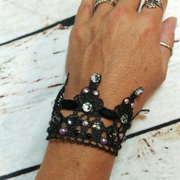 Black lace cuff bracelet - Picture 1 of 4