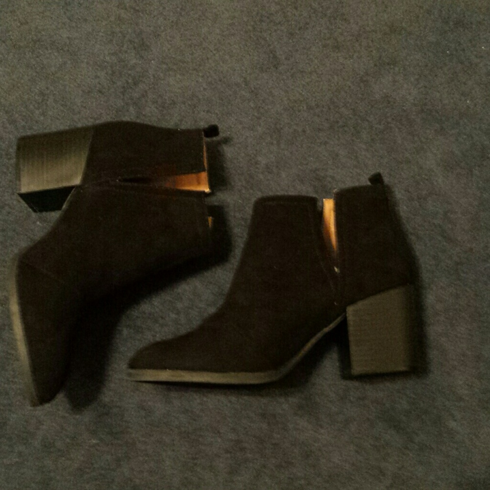 💕NWOT black pointed boots💕