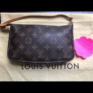 Authentic Louis Vuitton pochette accesories. Sold