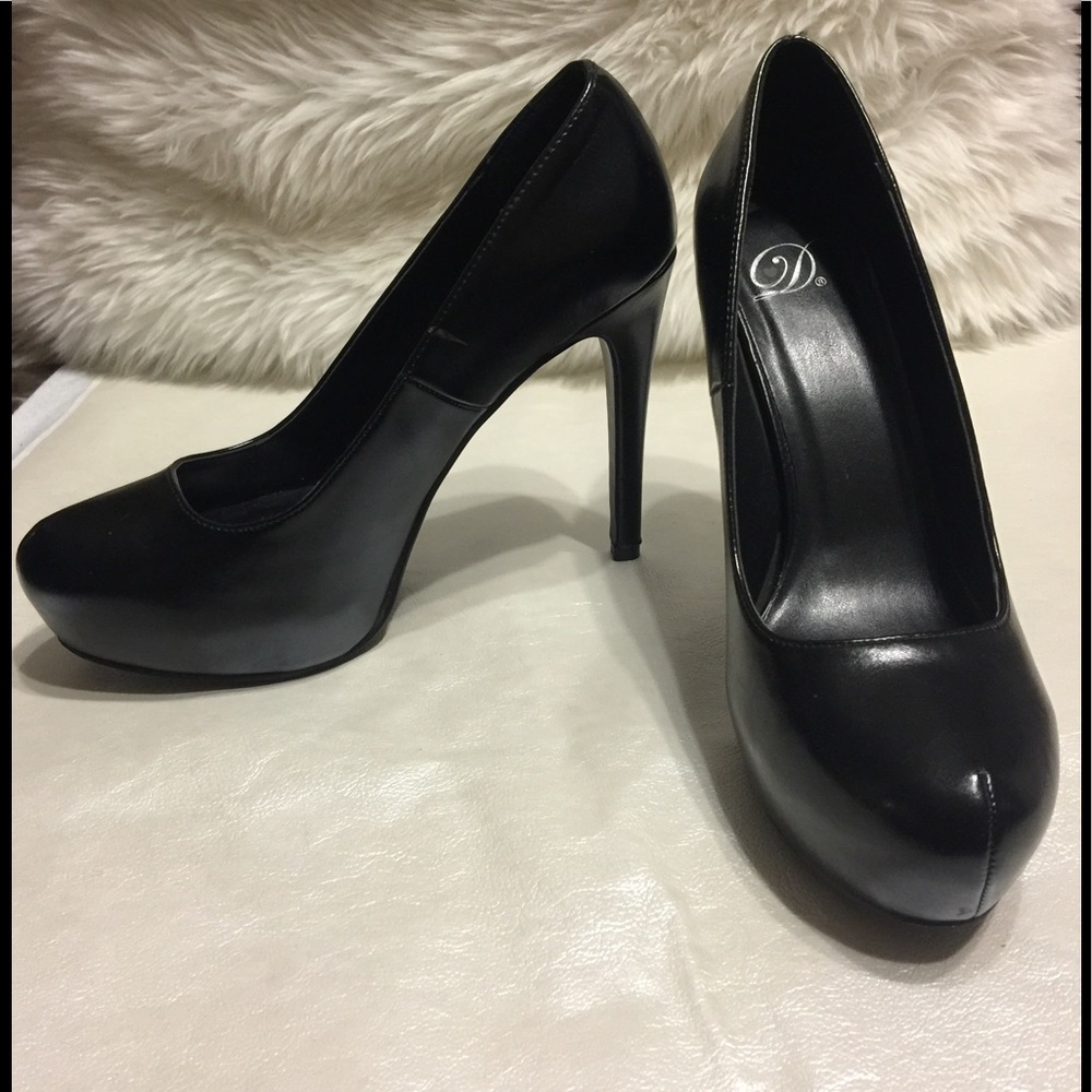 Black pumps