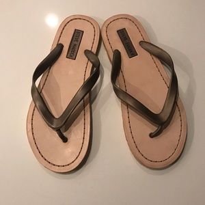 Steve Madden leather sole gold flip flops size 10
