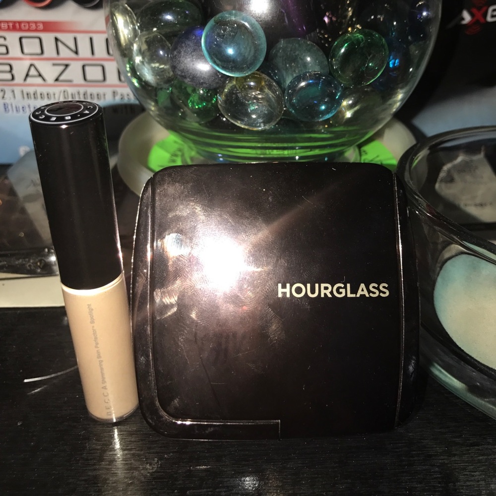 Hourglass ambient lighting powder beccamoonstone