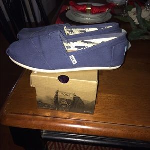 Toms size 8.5