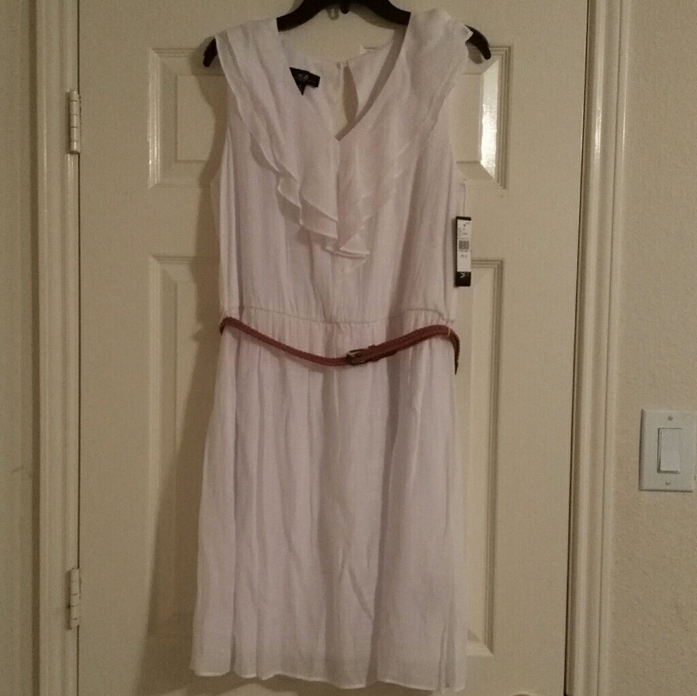 🎈LAST CHANCE🎈 White V-Neck Dress