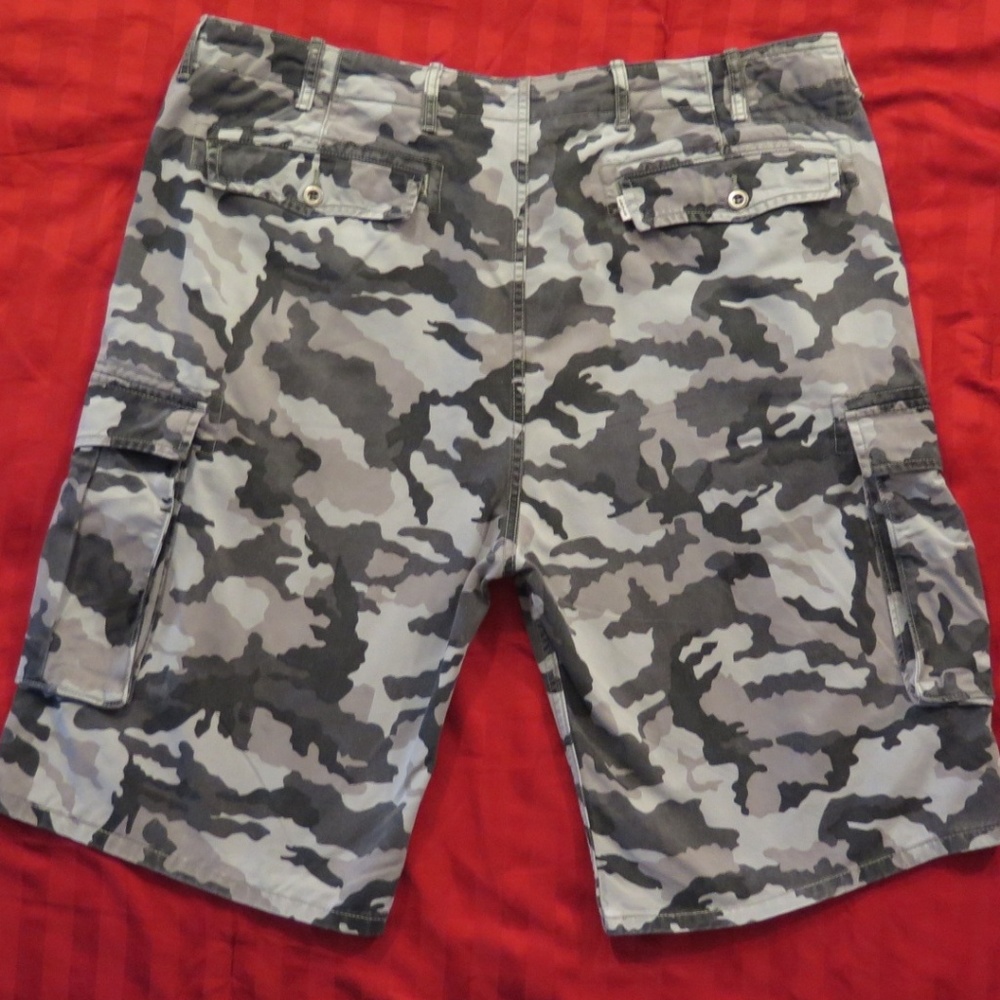Levis camo cargo shorts size 40