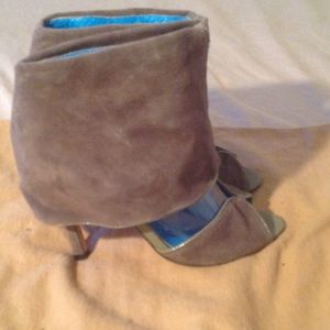 🛍Beautiful Gray Suede Matiko Couture pumps!