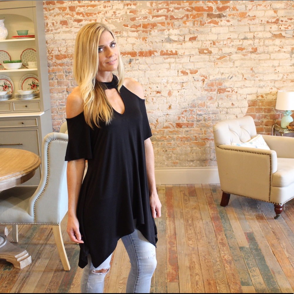 ✨LAST ONE✨Black keyhole cold shoulder tunic - Picture 2 of 3