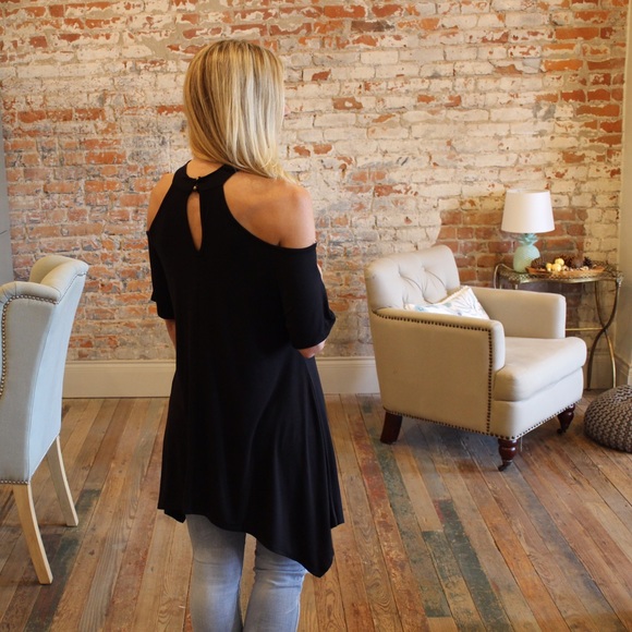 ✨LAST ONE✨Black keyhole cold shoulder tunic - Picture 3 of 3