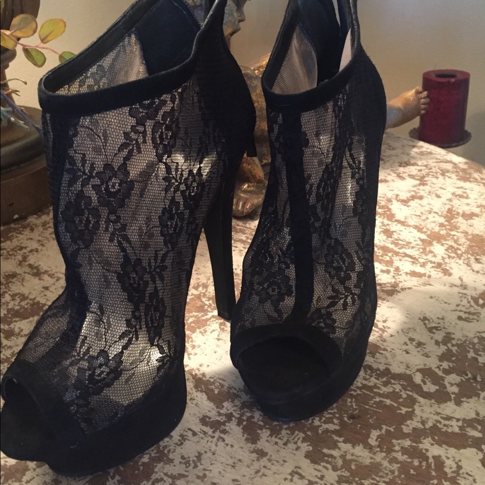 Bebe heel 71/2 black lace platforms