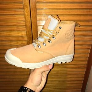 Palladium boots; worn once; Condition:10/10