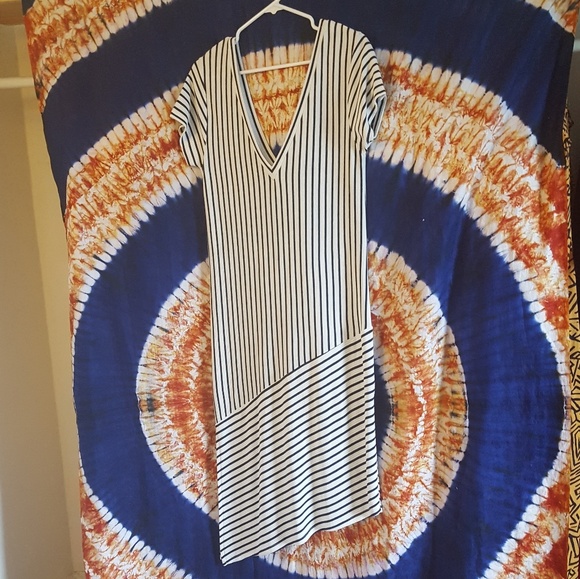 Sassy V-neck striped dress with side split - Picture 5 of 6