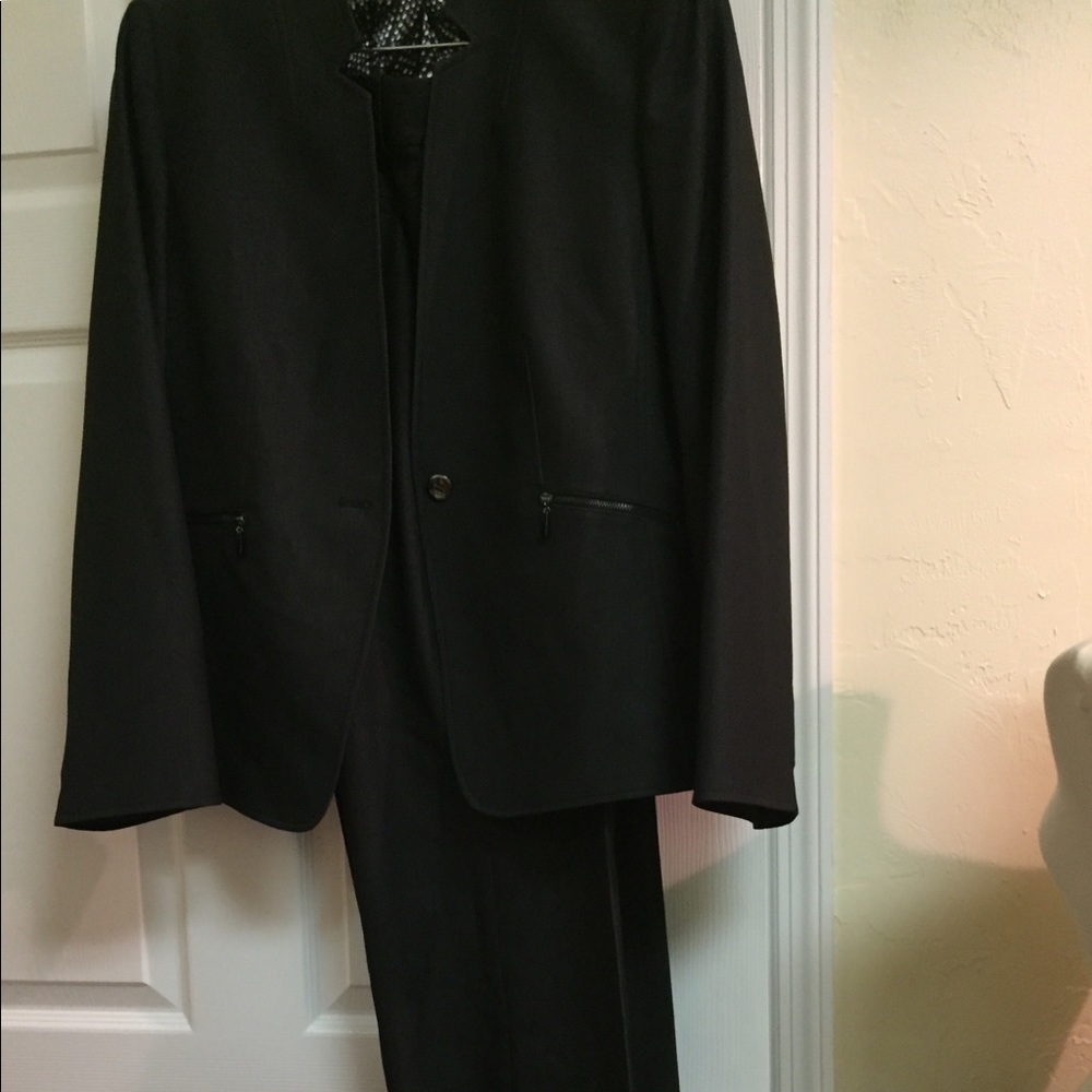 Tahari 2pc suit by Arthur Levine . Size 14