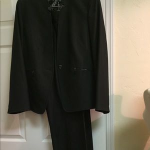 Tahari 2pc suit by Arthur Levine . Size 14