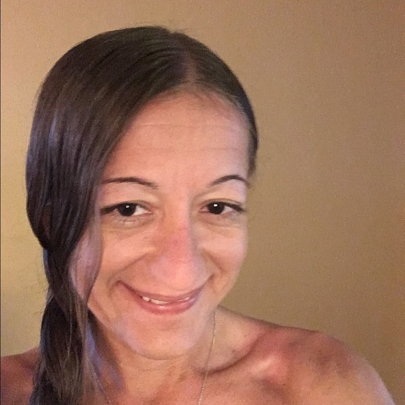 Meet your Posher, Elizabeth - Picture 2 of 2