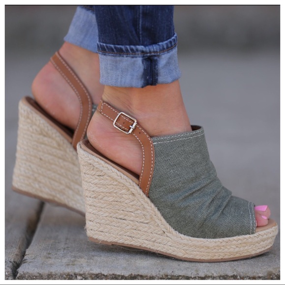 Adorable summer wedges - Picture 2 of 3
