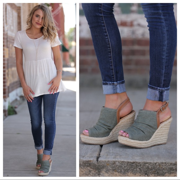 Adorable summer wedges - Picture 3 of 3