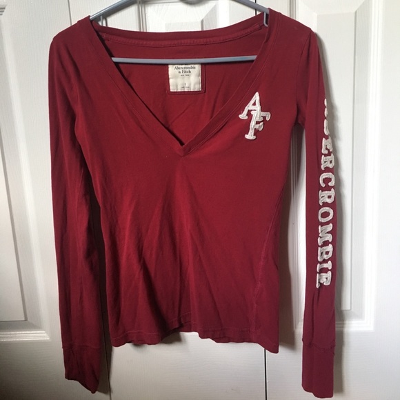 classic red v-neck long sleeve - Picture 1 of 4