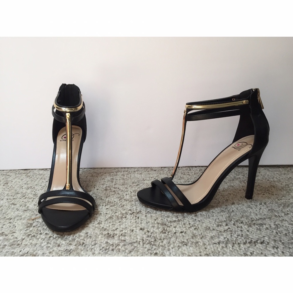 Black heels with gold accent. Great condition!!