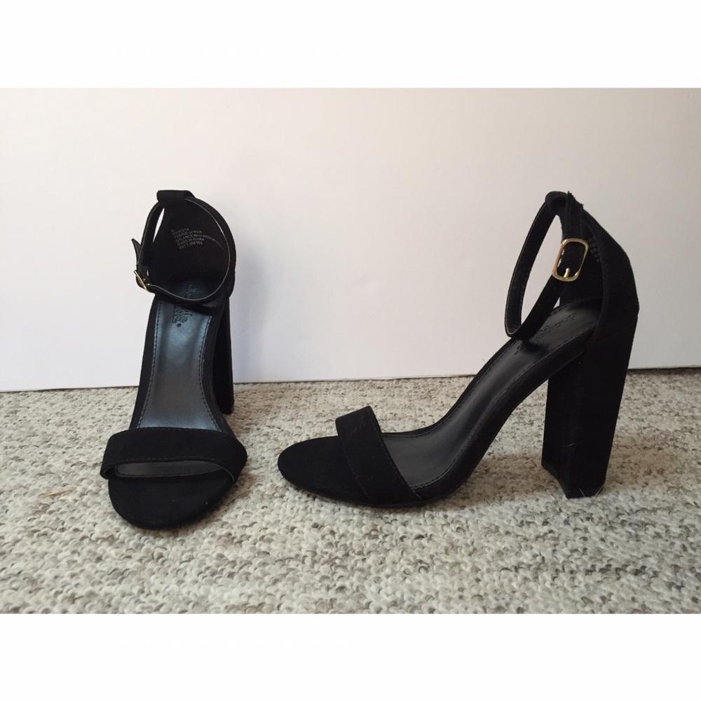 NEVER WORN black chunky heel