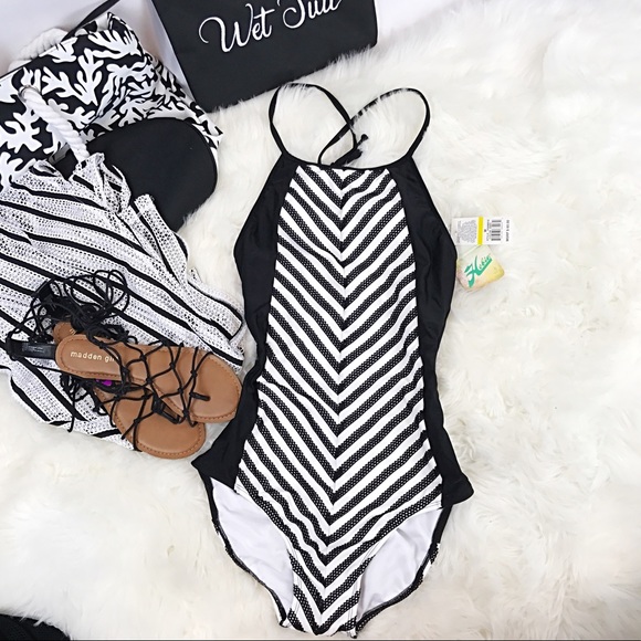 ❤️LAST ONE ‼️HOST PICK‼️ Sexy 1 Piece Swim Suit - Picture 2 of 7