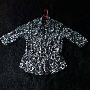 Black/white printed buttoned down blouse