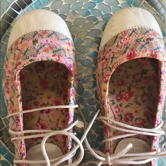 So fun! Aldo Lace Up Floral Flats ๐ - Picture 2 of 7
