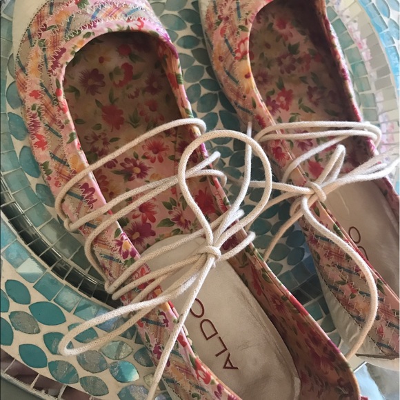 So fun! Aldo Lace Up Floral Flats ๐ - Picture 3 of 7