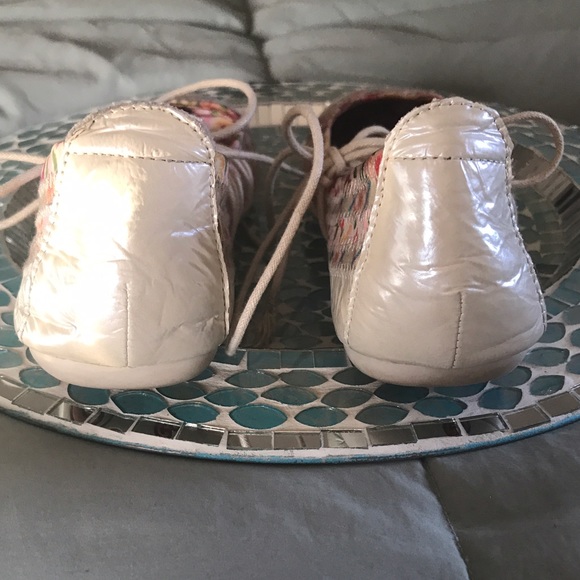 So fun! Aldo Lace Up Floral Flats ๐ - Picture 5 of 7