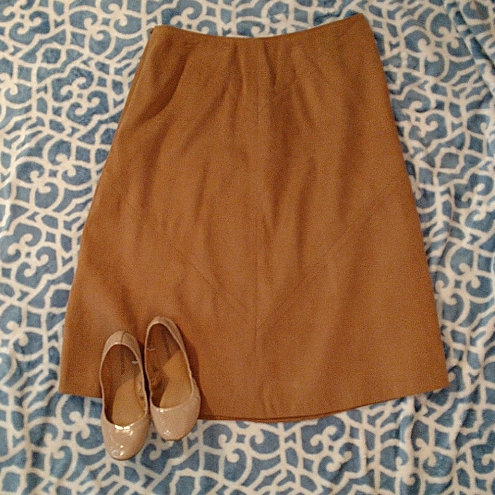 Suede work skirt with arrow shaped seamwork