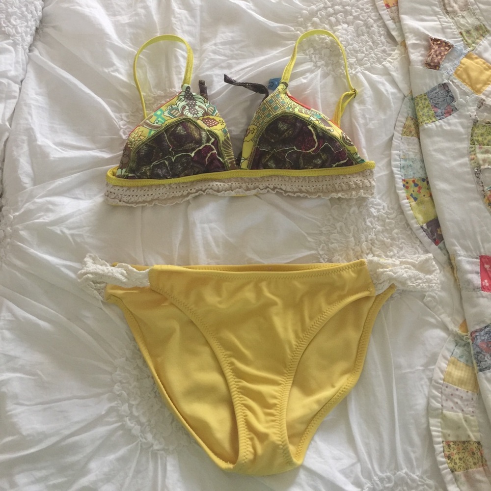 Cute yellow and white bikini!