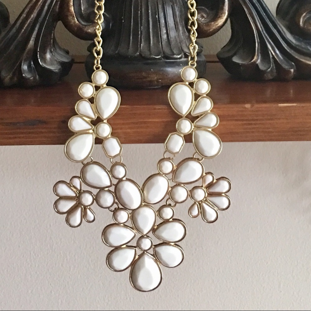 😍NWOT- Whimsical Statement Necklace-