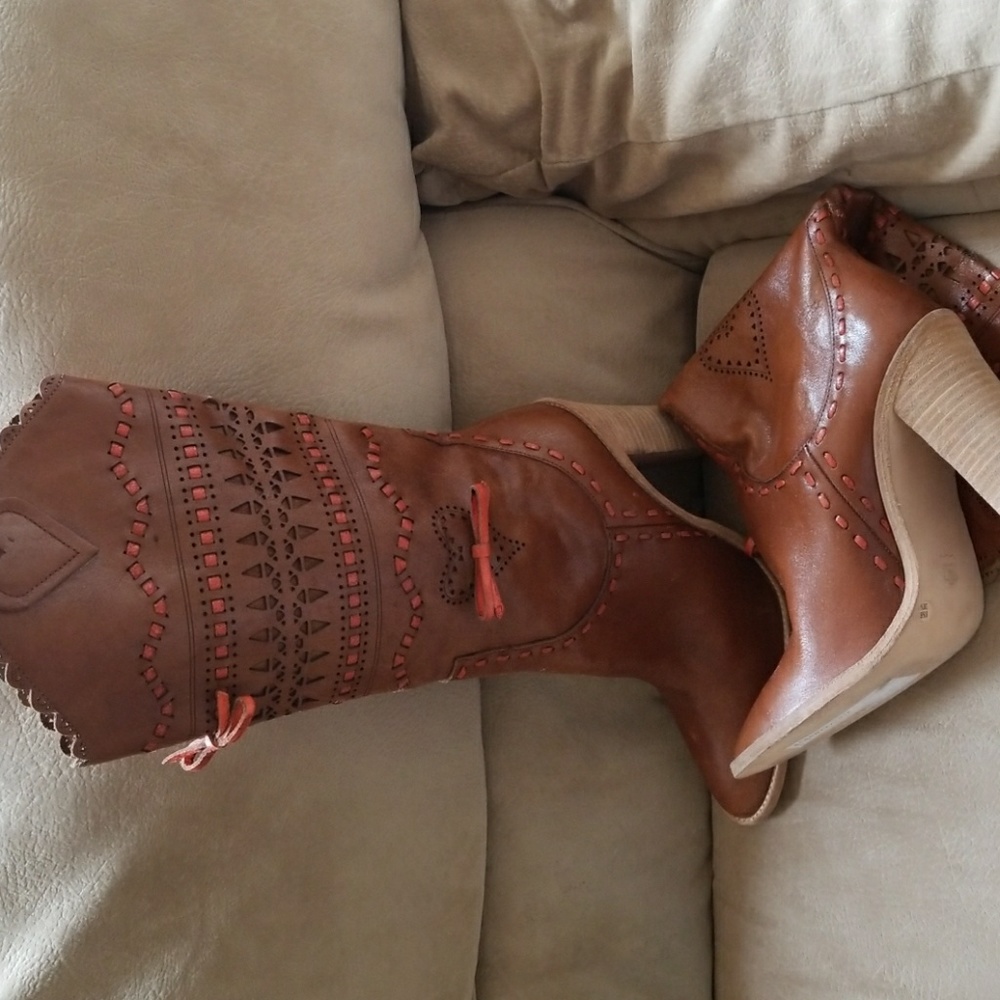 BCBG Boots never Worn Beautiful and Stylish .