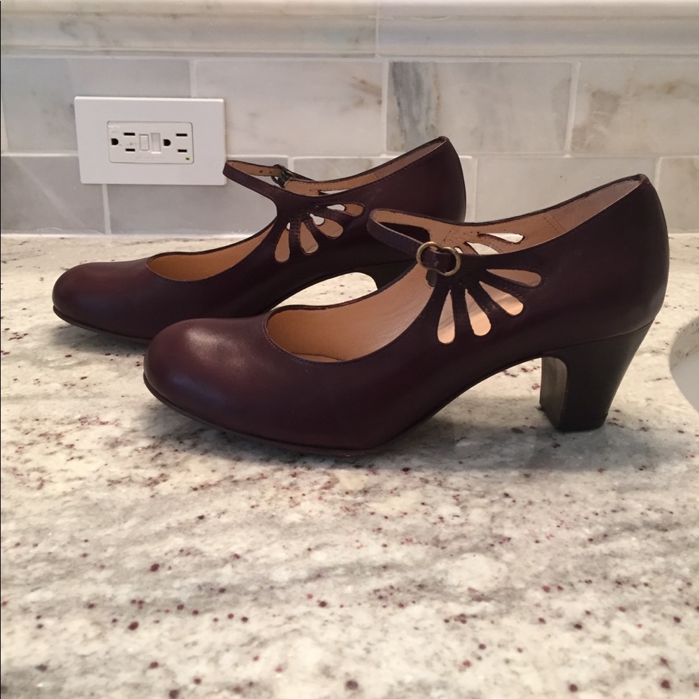Vintage inspired leather pumps