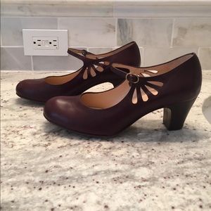 Vintage inspired leather pumps
