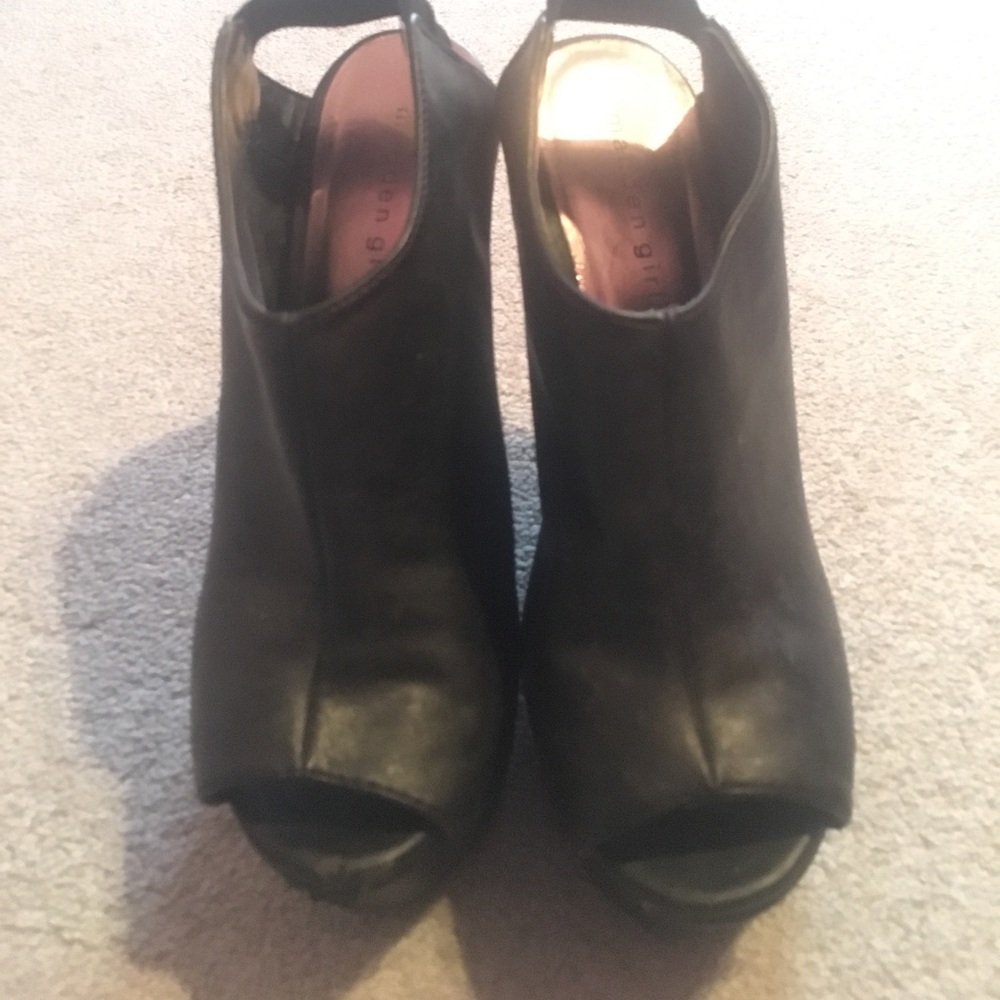 Black Madden Girl Wedges!