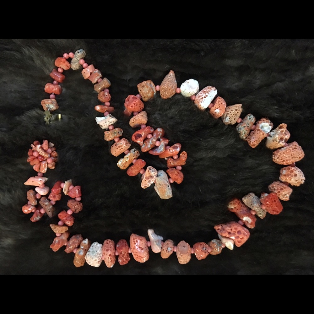 📺 VINTAGE 📺 Authentic Coral Necklace!!