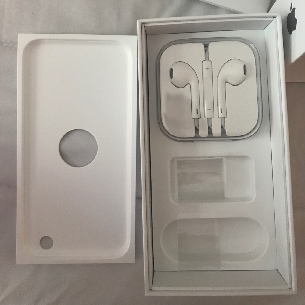 iPhone 6s headphones with box never used !!