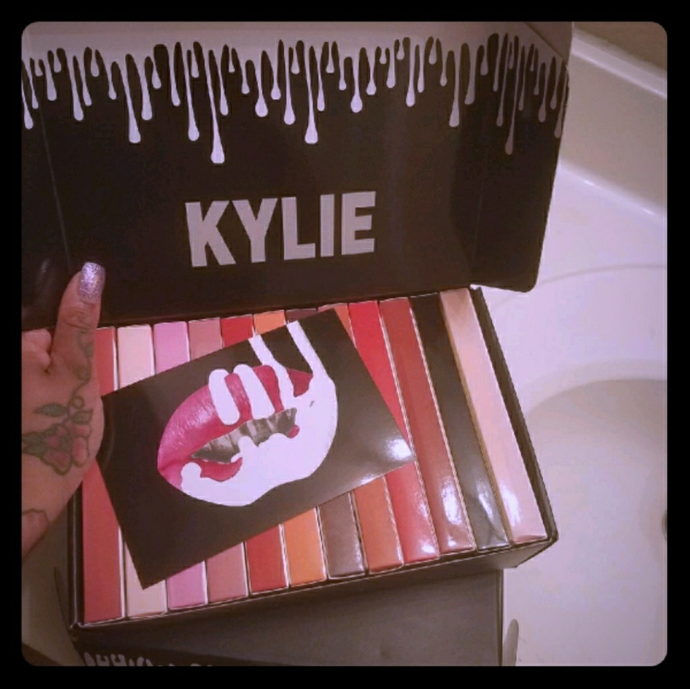 18 Matte Lip gloss & lip pencil