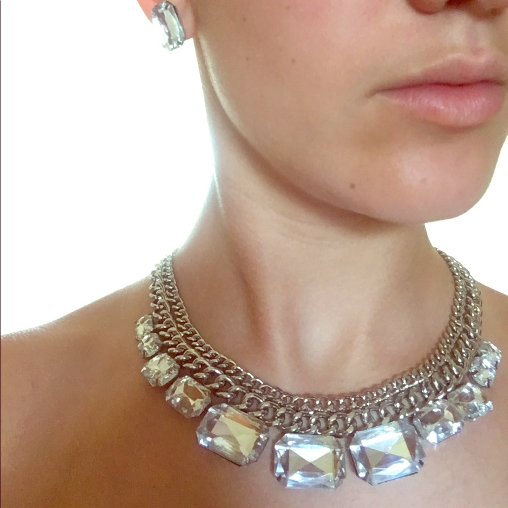 STATEMENT NECKLACE AND EARRINGS SET